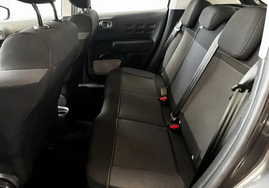 Vue intérieure côté droit sur la banquette arrière en tissu gris et noir de la Citroën C3 PureTech 110 2024.