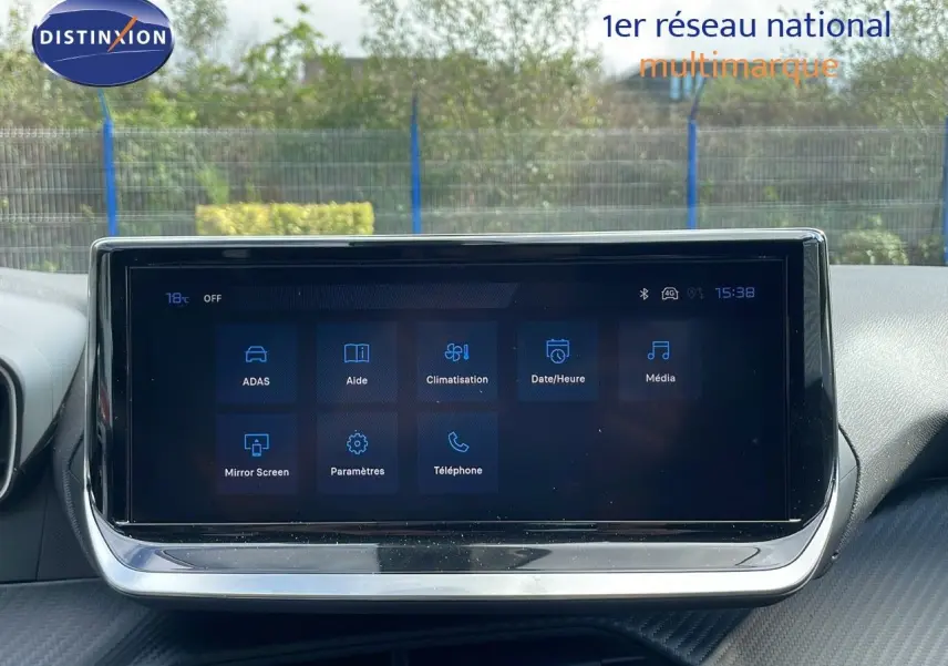 Écran tactile central du tableau de bord du Peugeot 2008 2025 affichant les options de climatisation et média.
