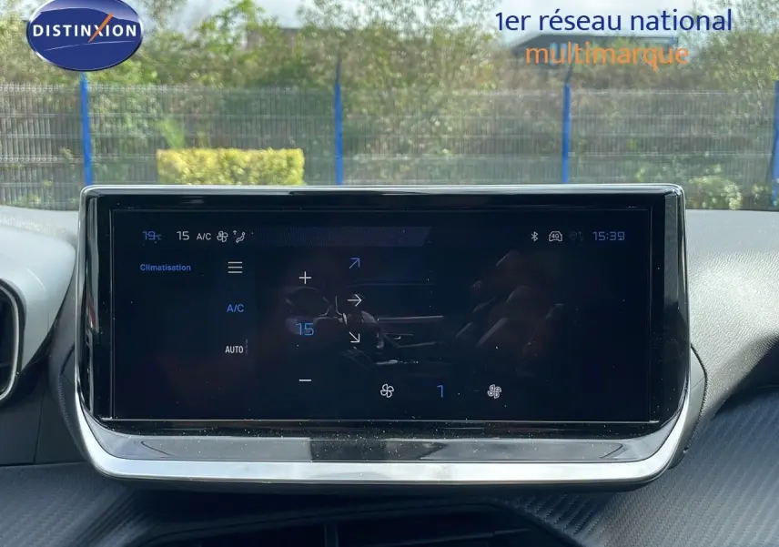 Écran tactile central du tableau de bord du Peugeot 2008 2025, affichant la climatisation en extérieur lumineux.