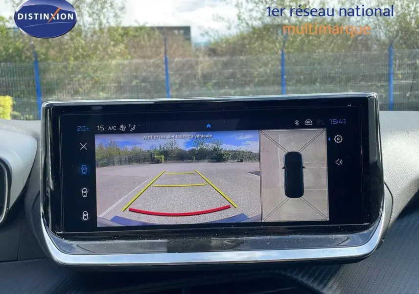 Écran central du Peugeot 2008 2025 montrant la caméra de recul avec vue arrière et top-down du véhicule noir perla metal.