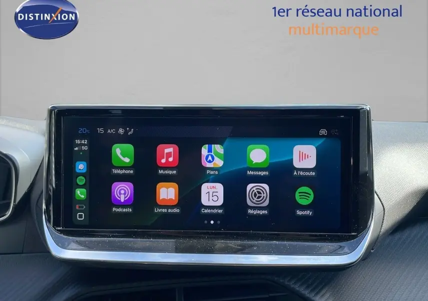 Écran tactile central affichant les applications connectées dans l’habitacle d’un Peugeot 2008 noir perla metal.