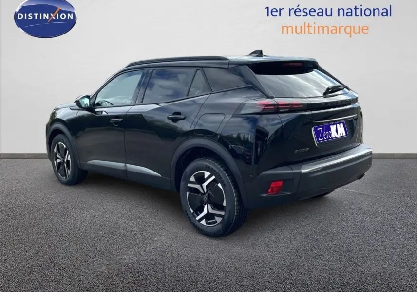 Peugeot 2008 noir perla metal en 3/4 arrière côté gauche, avec jantes bi-ton et feux LED distinctifs.