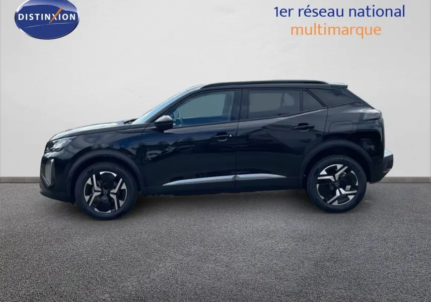 Profil droit d'un Peugeot 2008 noir perla metal 2025 avec jantes noires et détails chromés sous un mur blanc.
