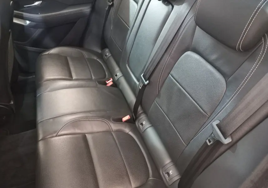 Vue latérale des sièges arrière en cuir noir du Jaguar E-PACE D180 BVM AWD R-DYNAMIC S 2019.