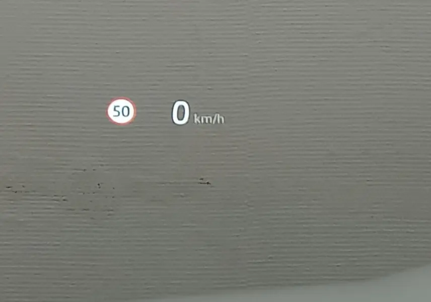 Affichage tête haute montrant la limite de vitesse à 50 km/h et la vitesse actuelle à 0 km/h dans un Jaguar E-PACE blanc.