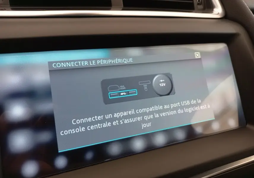 Écran tactile central du tableau de bord du Jaguar E-PACE blanc, affichant une invite de connexion USB.