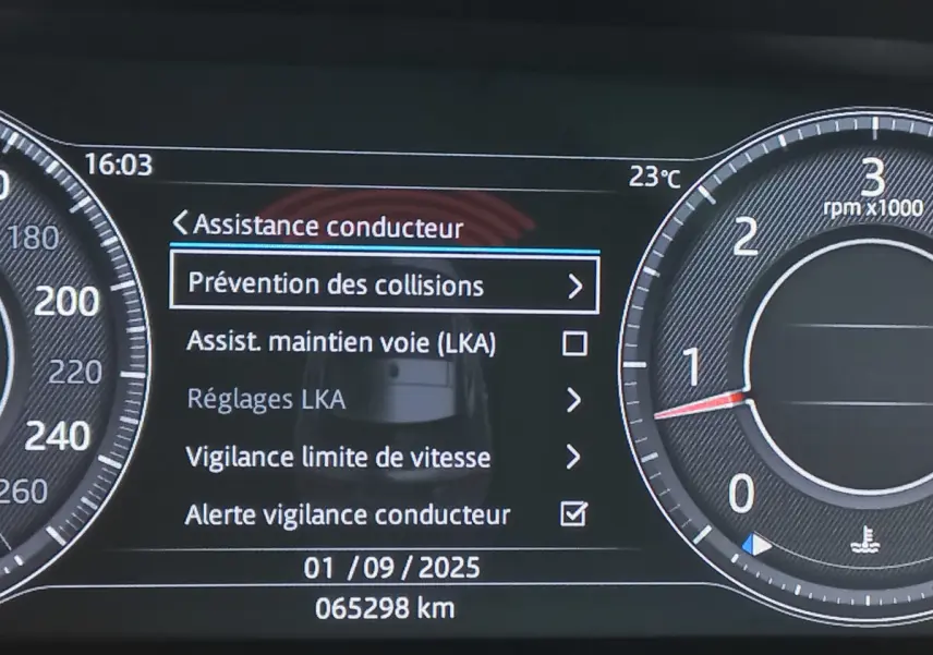 Affichage numérique du tableau de bord de la Jaguar E-PACE blanc, montrant les options d'assistance conducteur.