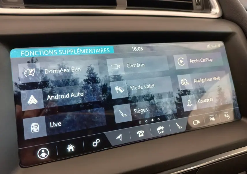 Écran tactile central affichant les fonctions connectées Apple CarPlay et Android Auto dans une Jaguar E-PACE blanche de 2019.