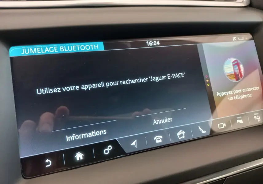 Écran tactile central affichant la connexion Bluetooth dans l'habitacle du Jaguar E-PACE 2019.