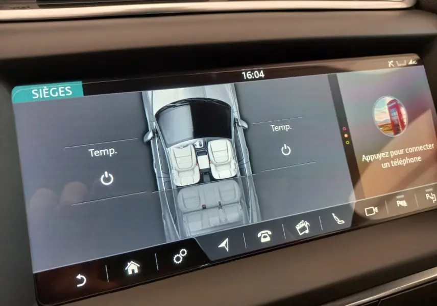 Écran tactile intérieur Jaguar E-PACE blanc montrant la configuration des sièges et commandes de température.