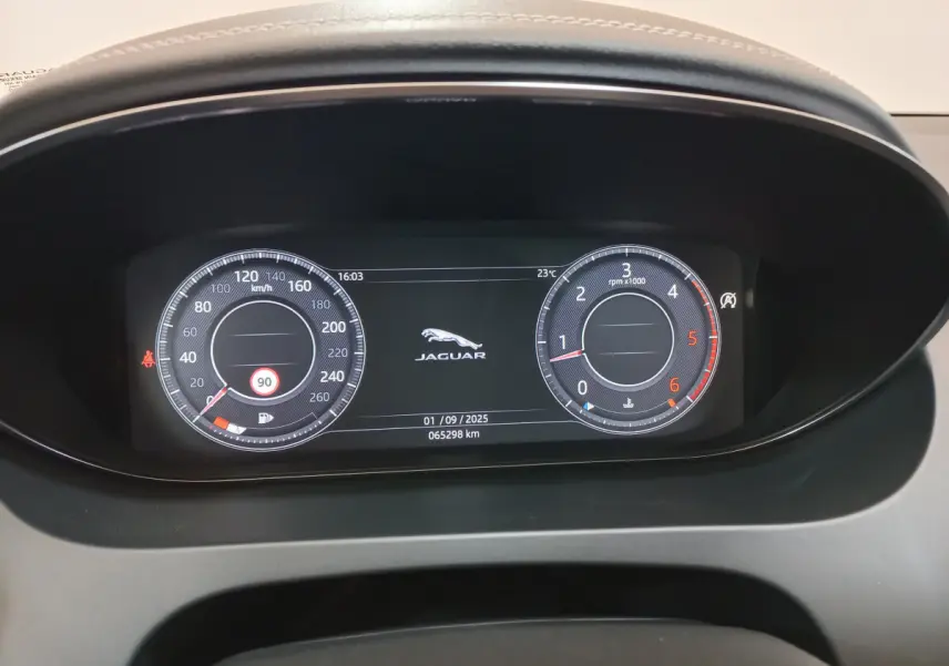 Affichage numérique du tableau de bord Jaguar E-PACE 2019 montrant vitesse, régime moteur et logo central en intérieur noir.