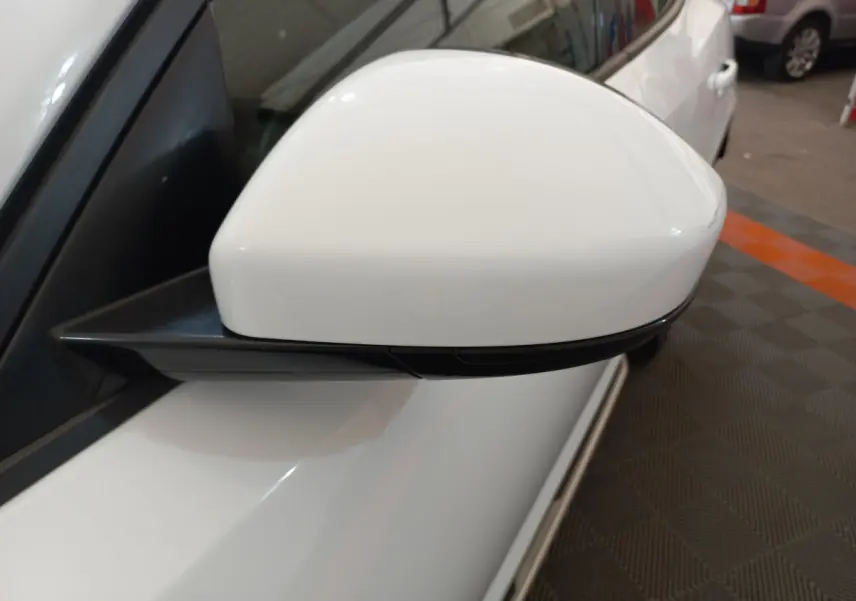 Rétroviseur blanc côté gauche du Jaguar E-PACE D180 BVM AWD R-DYNAMIC S 2019, vue rapprochée en intérieur.