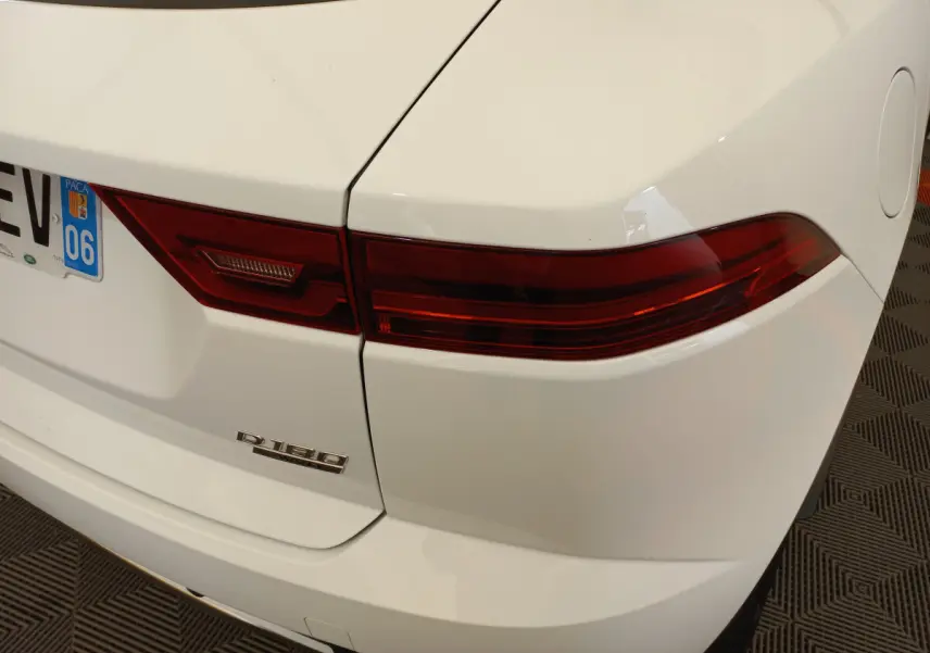 Gros plan sur l'arrière droit blanc du Jaguar E-PACE D180 avec feu arrière rouge et badge diesel visible.
