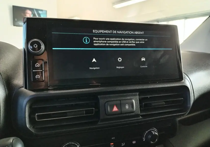 Écran tactile central du tableau de bord du Citroën Berlingo gris acier, affichant un message d'absence de navigation.
