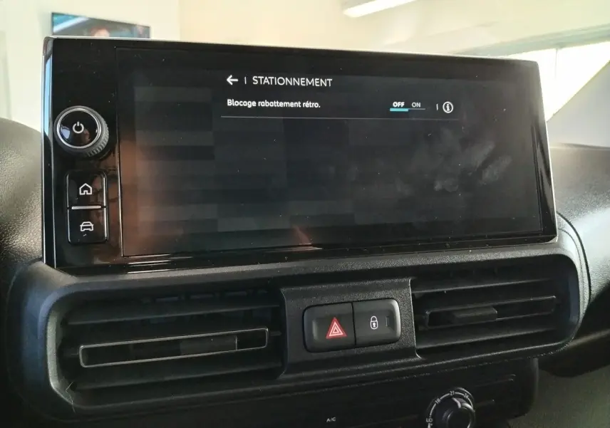 Écran tactile central du tableau de bord du Citroën Berlingo 2025 gris acier, affichant les réglages de stationnement.