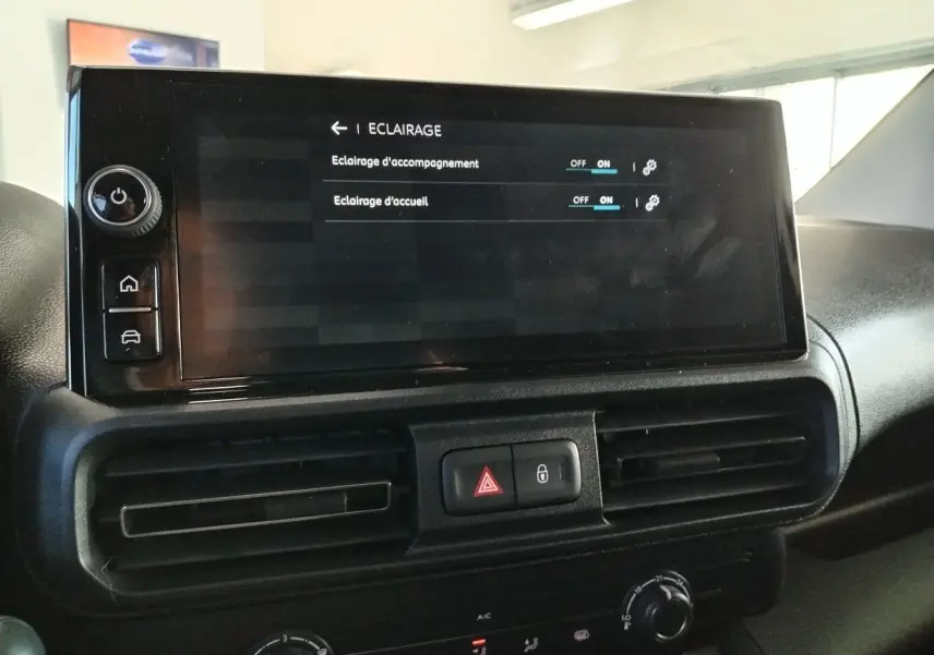 Écran tactile central affichant les réglages d'éclairage du Citroën Berlingo Van 2025, intérieur noir.