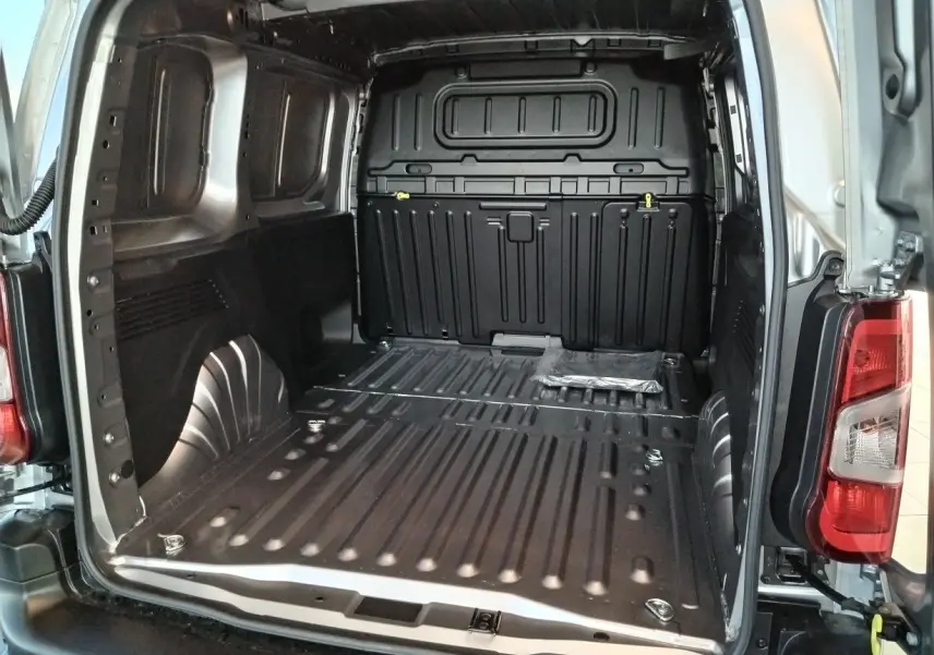Vue arrière ouverte du Citroën Berlingo Van gris acier 2025 montrant l'espace de chargement métallique vide.