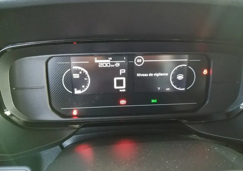 Tableau de bord numérique du Citroën Berlingo 2025 affichant la vigilance du conducteur et l'autonomie à 200 km.