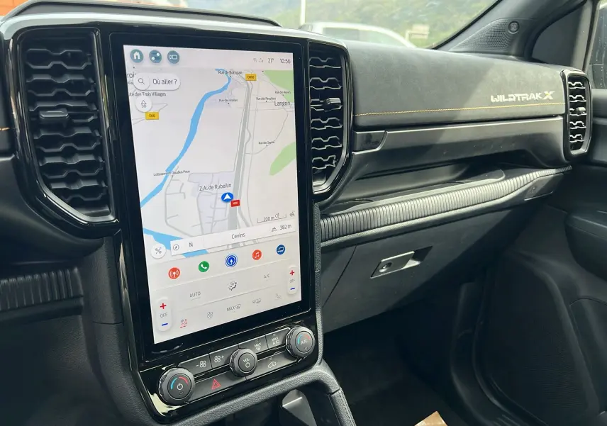 Vue intérieure du tableau de bord du Ford Ranger Wildtrak X 2026 avec écran tactile GPS vertical et finition noire avec surpiqûres jaunes.