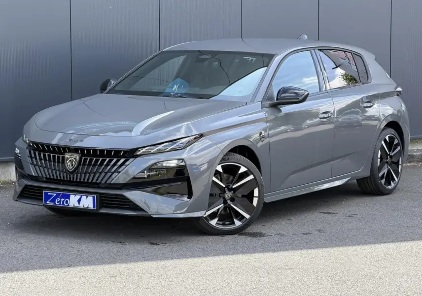 Peugeot 308 NV Hybrid gris Selenium vue 3/4 avant avec jantes bi-tons et calandre distinctive noire.