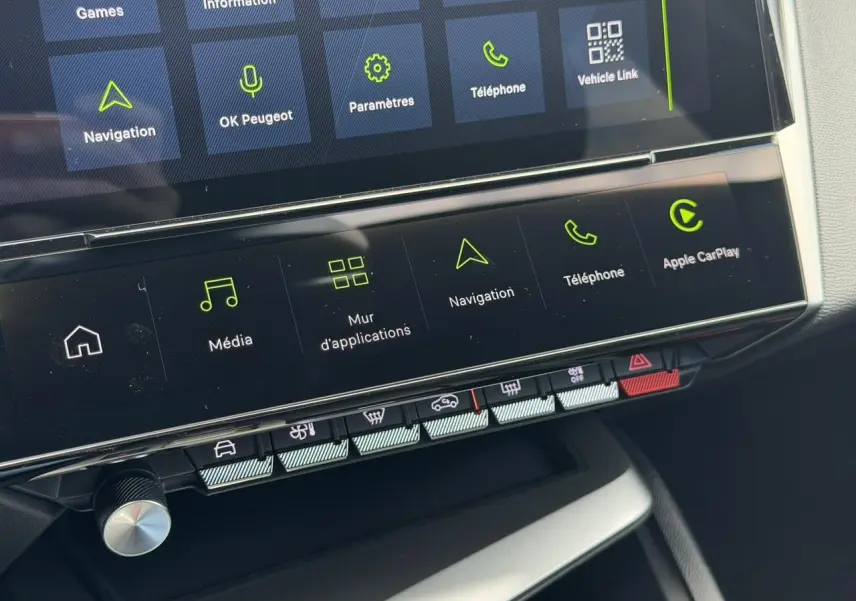 Gros plan sur l'écran tactile central et les commandes tactiles du tableau de bord de la Peugeot 308 gris Selenium.