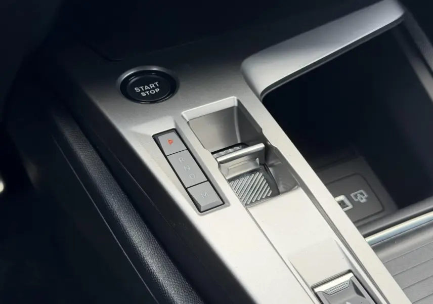 Gros plan sur la console centrale argentée avec bouton Start/Stop et sélecteur de boîte automatique de la Peugeot 308 gris Selenium.