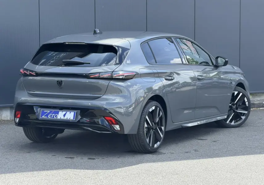 Peugeot 308 NV Hybrid gris Selenium vue 3/4 arrière droit, jantes bi-tons et feux arrière LED 3 griffes.