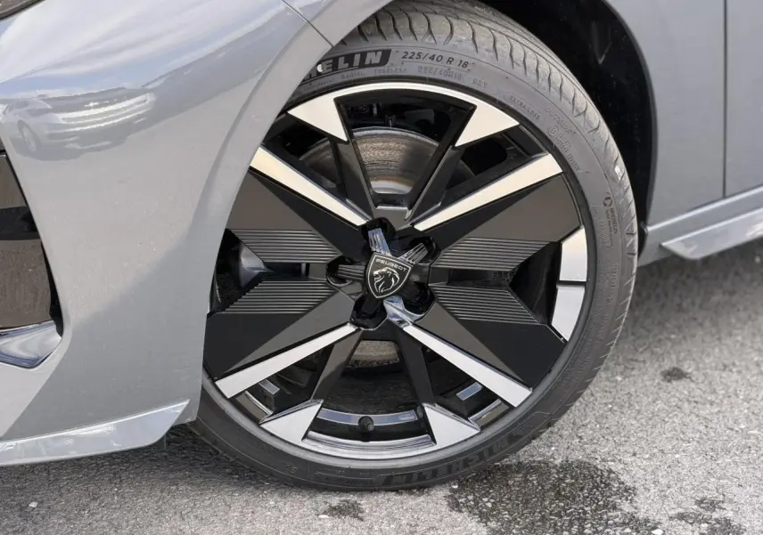 Gros plan sur la jante alliage 18" bi-tons noir et argent de la Peugeot 308 gris Selenium côté avant droit.