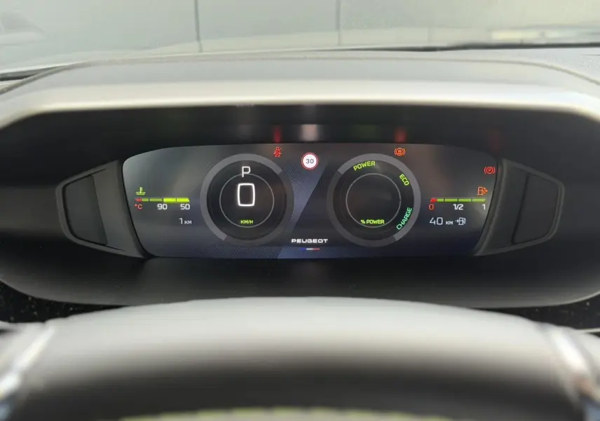 Vue rapprochée du combiné numérique 10'' du Peugeot 308 NV Hybrid 145 GT e-DSC6 affichant la vitesse et l'énergie.