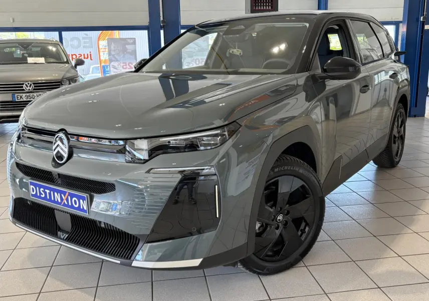 Citroën C5 Aircross 2026 vert en 3/4 avant droit avec jantes noires et calandre noir brillant en showroom.