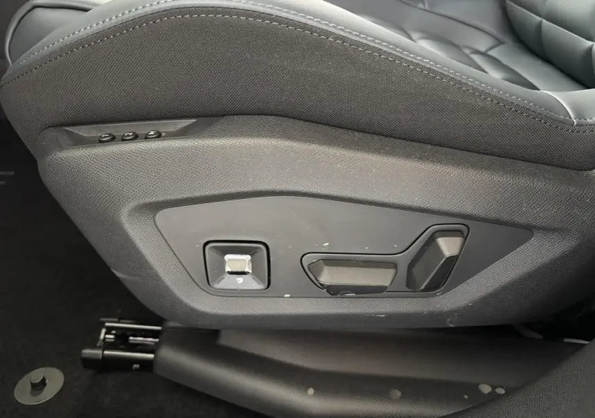 Détail du côté gauche du siège avant gris foncé avec commandes électriques sur Citroën C5 Aircross 2026.