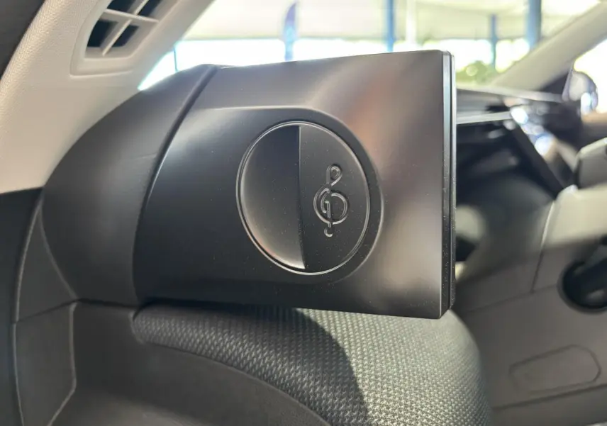 Détail du haut-parleur avec logo clé de sol dans l'habitacle du Citroën C5 Aircross hybride 2026.