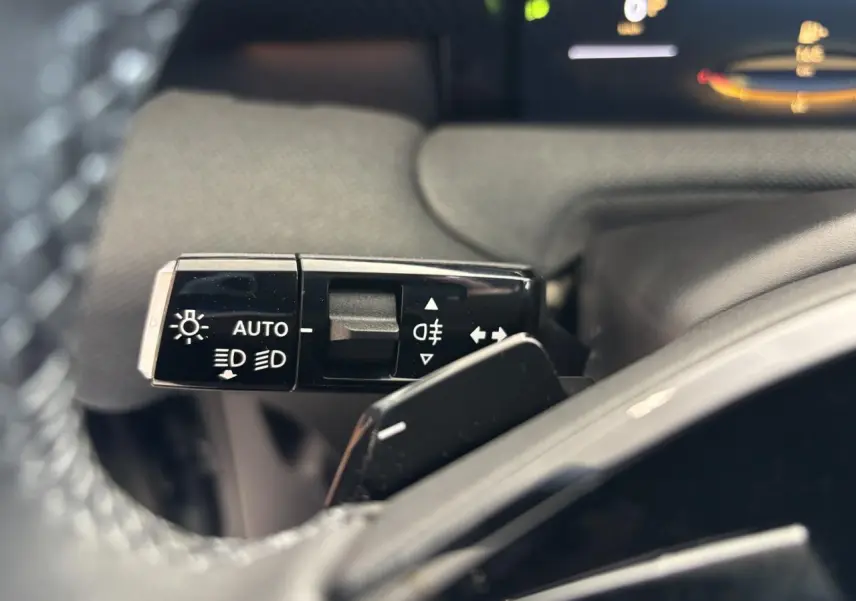 Gros plan sur la commande des feux et clignotants dans l’habitacle du Citroën C5 Aircross vert 2026.