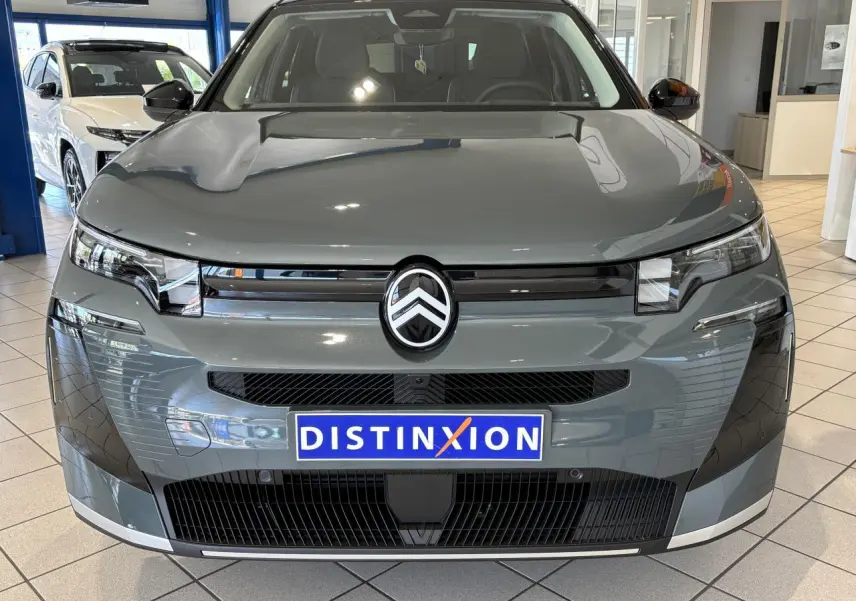 Vue frontale d'un Citroën C5 Aircross 2026 vert métallisé avec calandre noir brillant et logo centré.