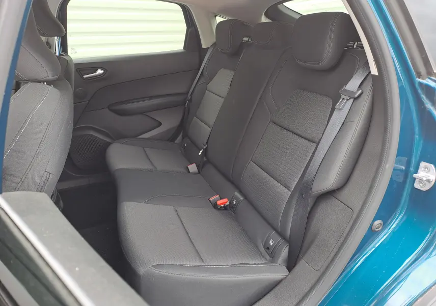 Vue intérieure côté droit des sièges arrière en tissu noir du Renault Arkana bleu Zanzibar métal 2023.