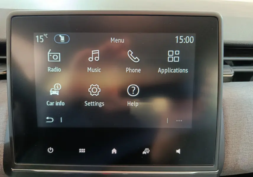 Écran tactile central affichant le menu multimédia de la Renault Clio Evolution Blue dCi 100, intérieur gris.