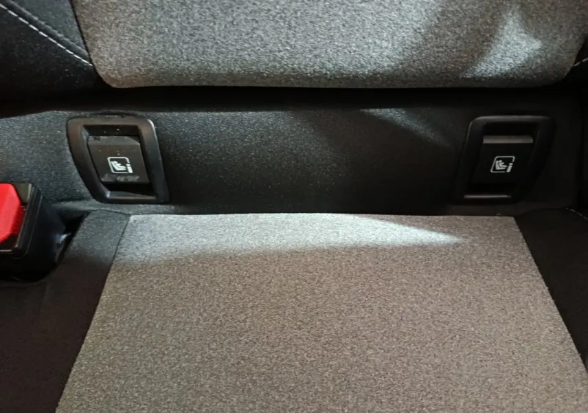 Gros plan sur les ancrages Isofix arrière du siège de la Renault Clio Evolution Blue dCi 100 2025, tissu gris.