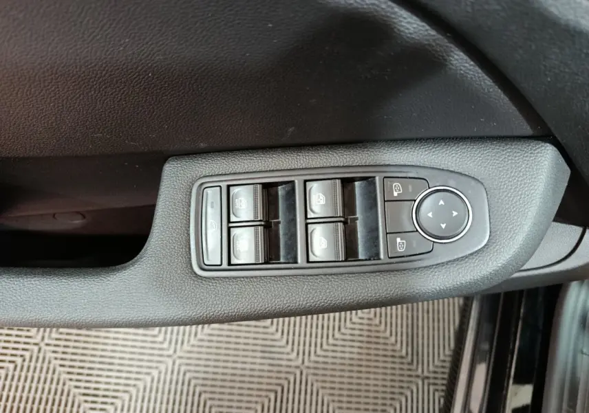 Panneau de commandes des vitres et rétroviseurs côté gauche intérieur d'une Renault Clio 2025 couleur non précisée.