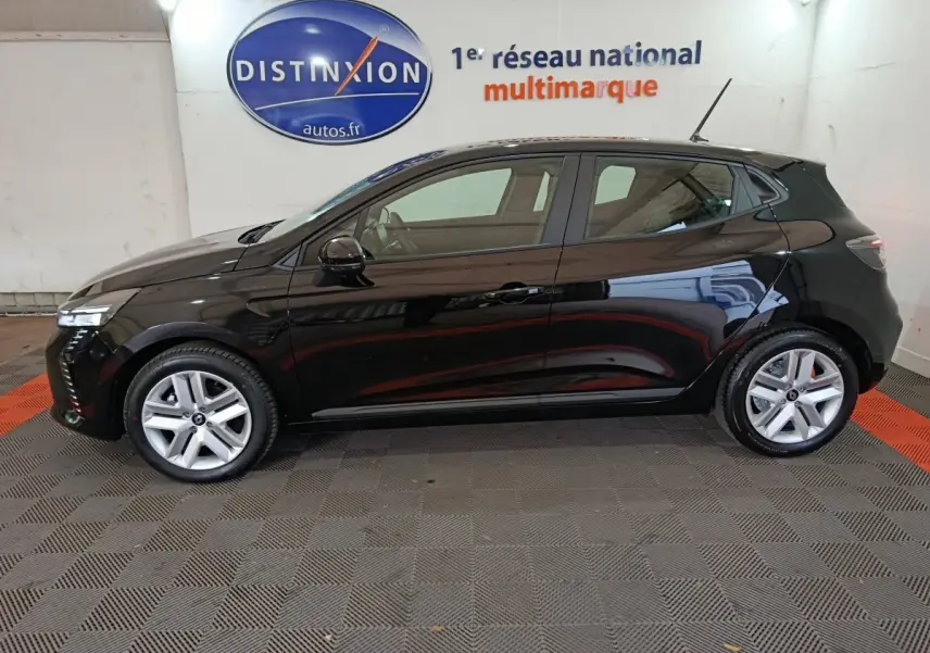 Profil côté gauche d'une Renault Clio Evolution Blue dCi 100 noire, vue en intérieur avec éclairage doux et jantes alliage.