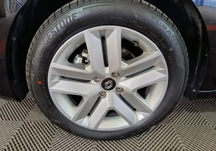 Gros plan sur la jante alliage argentée et pneu Bridgestone d'une Renault Clio Evolution Blue dCi 100 -25.
