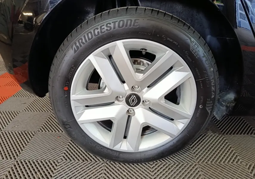 Gros plan sur la roue avant droite d'une Renault Clio 2025 avec jante argentée et pneu Bridgestone noir.