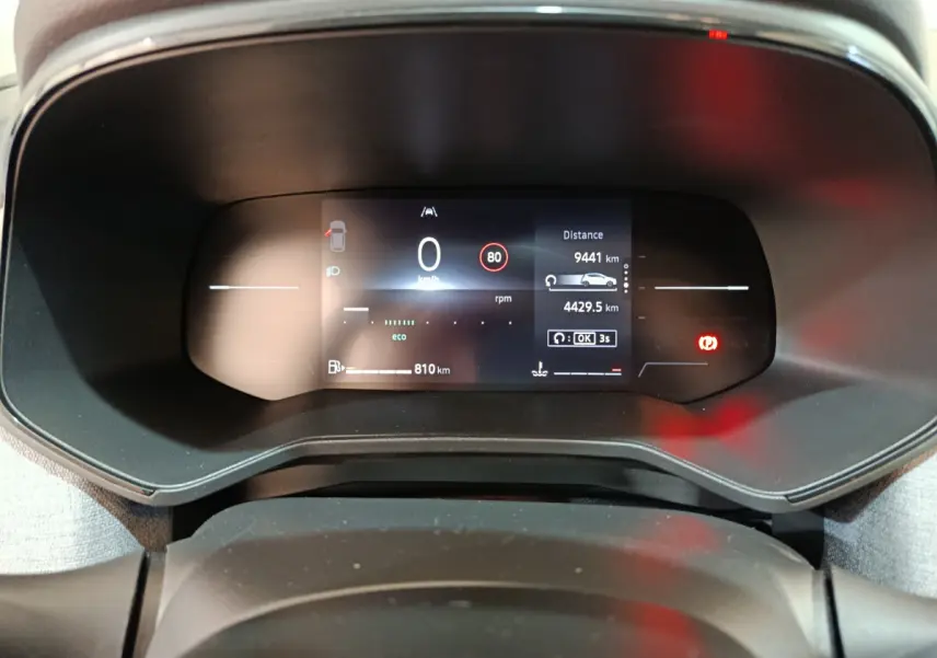 Affichage numérique du combiné d'instruments de la Renault Clio Evolution Blue dCi 100, vue frontale du tableau de bord.