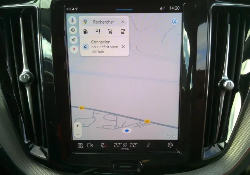 Vue 3/4 arrière droite du Volvo XC60 bleu 2023 avec feux arrière en L et jantes alliage 20 pouces bicolores.