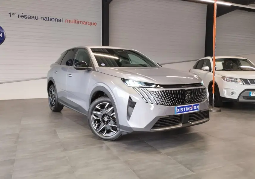 Peugeot 3008 gris Artense en vue 3/4 avant droit, avec calandre distinctive et jantes alliage noires diamantées.