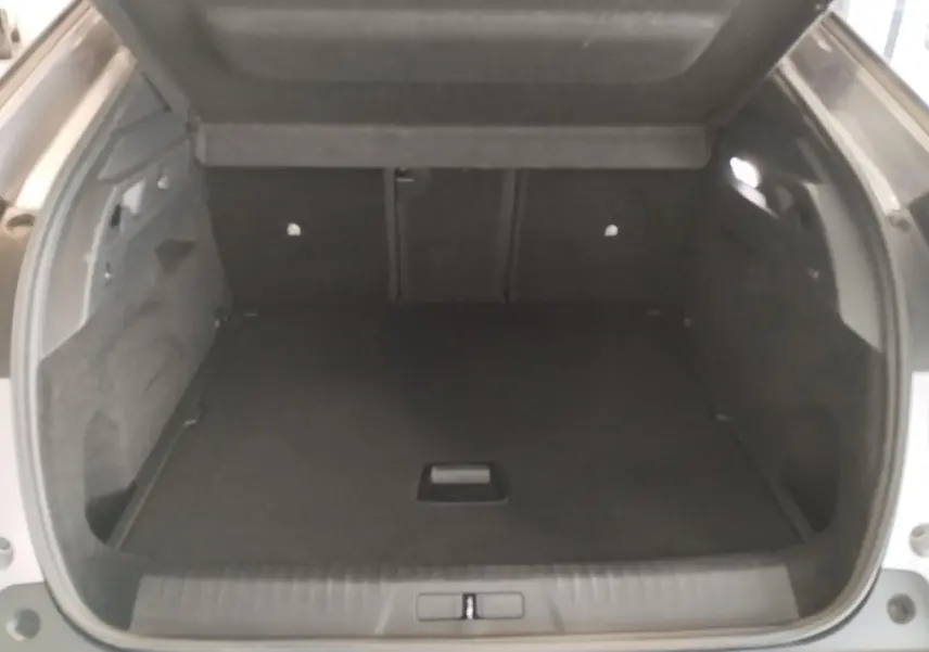 Coffre ouvert du Peugeot 3008 gris Artense, montrant un espace de chargement spacieux et habillage intérieur sombre.