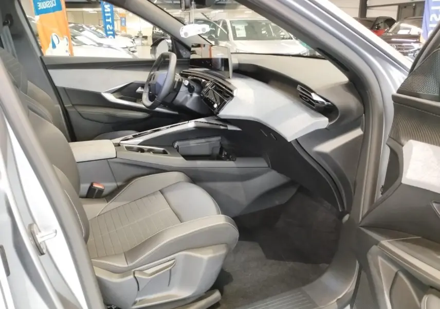 Intérieur côté conducteur du Peugeot 3008 gris Artense 2024 avec i-Cockpit panoramique et écran incurvé flottant.