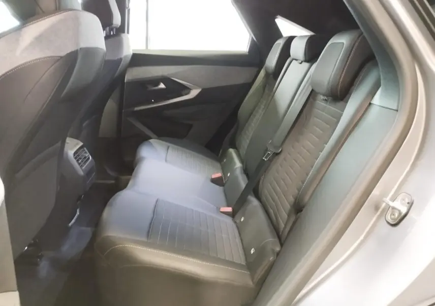 Vue intérieure côté droit des sièges arrière gris foncé avec surpiqûres claires du Peugeot 3008 2024 hybride.