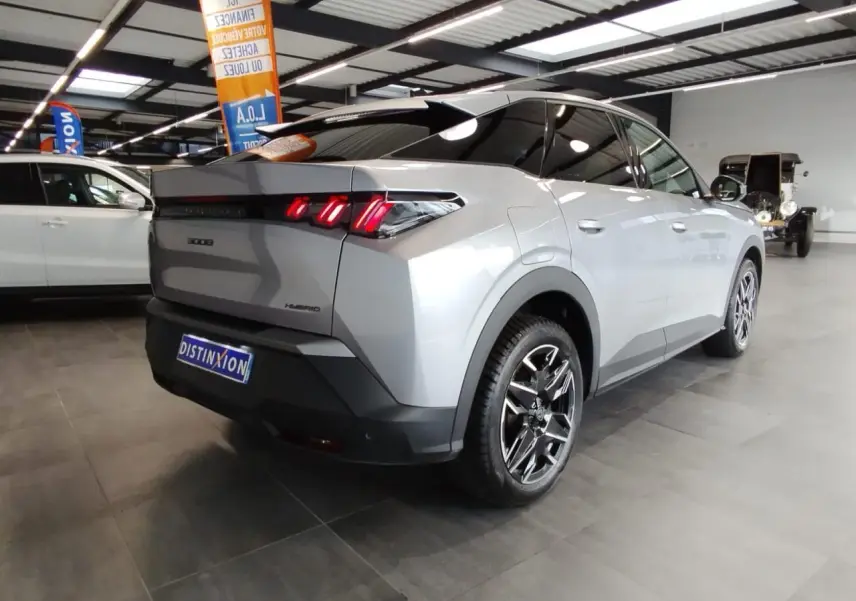 Peugeot 3008 gris Artense vue 3/4 arrière droit en intérieur, feux arrière LED 3 griffes allumés.
