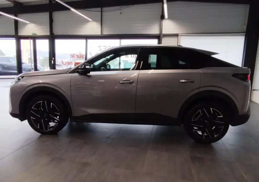 Vue latérale droite du Peugeot 3008 2024 gris Artense avec jantes alliage noires et détails noirs contrastés.