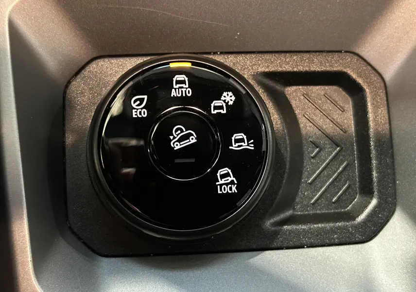 Gros plan sur le sélecteur de modes de conduite du Dacia Duster 2024, avec options Eco, Auto, neige, tout-terrain et verrouillage.